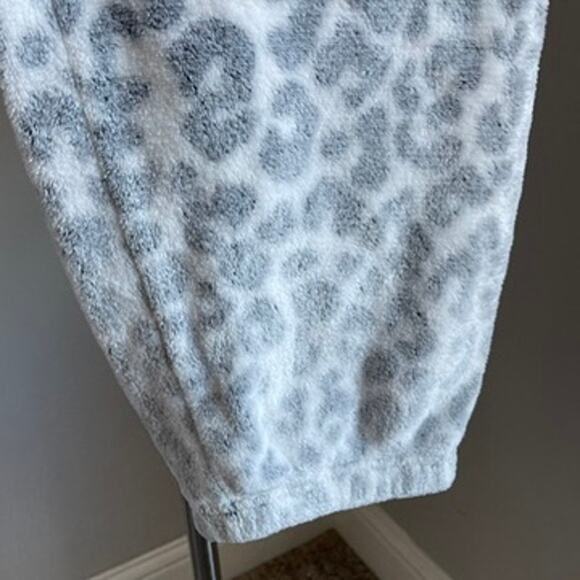 Wildfox Leopard Print Cozy Jogger Lounge Pants in Grey & White - Picture 4 of 8